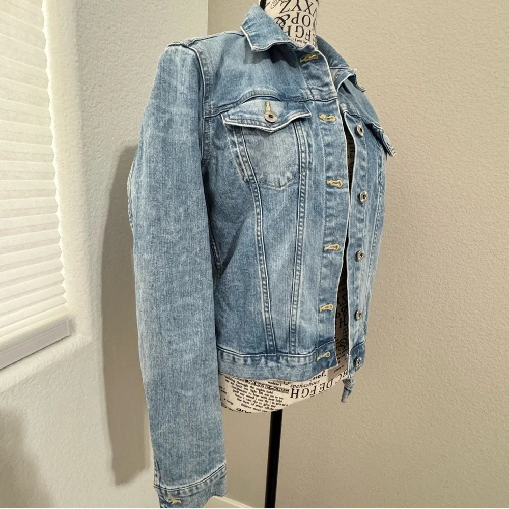 3/$20 H&M L.O.G.G. Classic Light Wash Denim Jacket Women’s Size 8 - Picture 6 of 14
